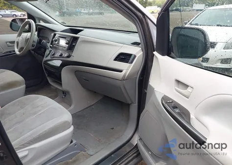 2012 Toyota Sienna Base 7 Passenger z USA, uszkodzony, nr VIN 5TDKA3DC8CS016671